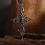 Collier Pendentif Croix Gothique